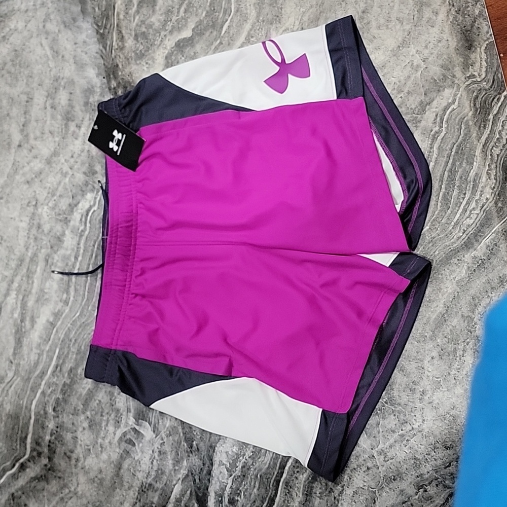NWT Women's Under Armour 6" shorts